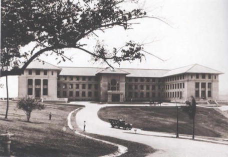 adminbldg15.jpg (44577 bytes)